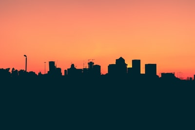 橙色的天空下高层建筑的轮廓
